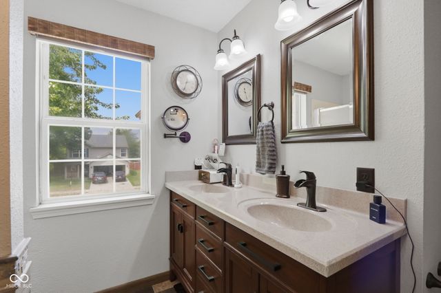 7713 Lake Vista Lane, Indianapolis, IN 46217