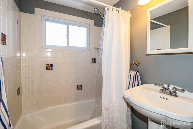 20 Alastair Place, Colonia, NJ 07067