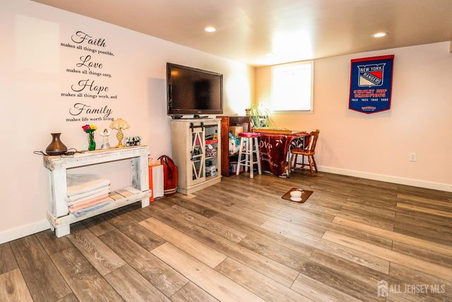 20 Alastair Place, Colonia, NJ 07067