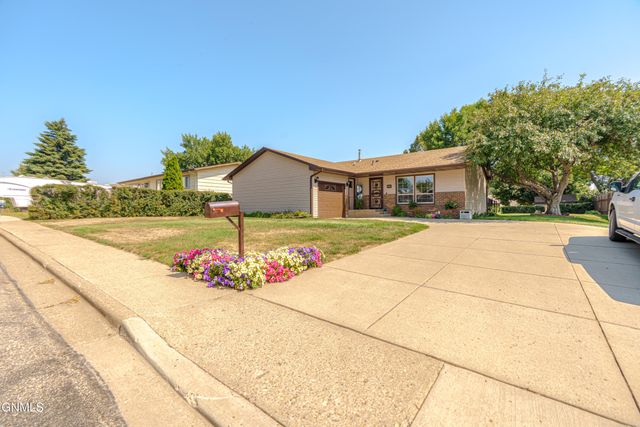 806 Johns Drive NE, Mandan, ND 58554 property photo