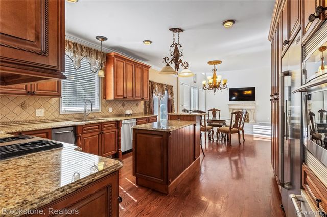 2115 ALDWIN Drive, West Bloomfield Charter Township, MI 48324