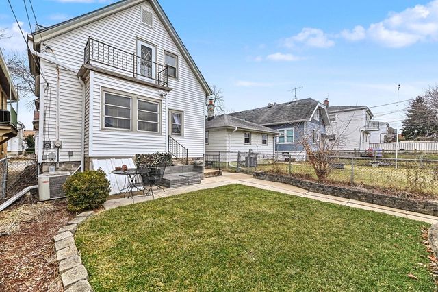 2009 S 77th STREET, West Allis, WI 53219