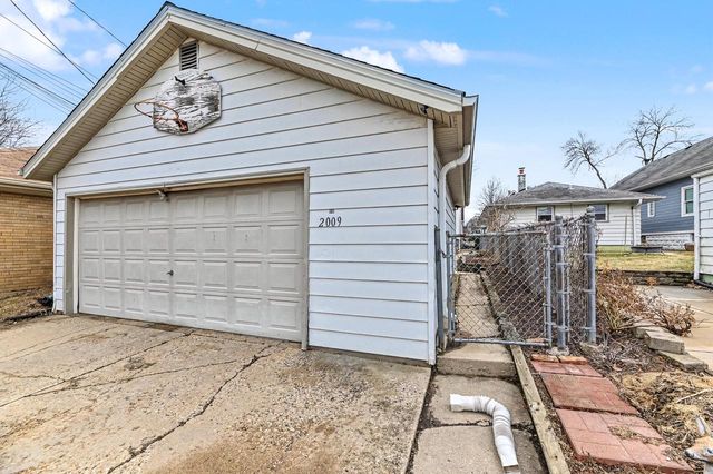2009 S 77th STREET, West Allis, WI 53219