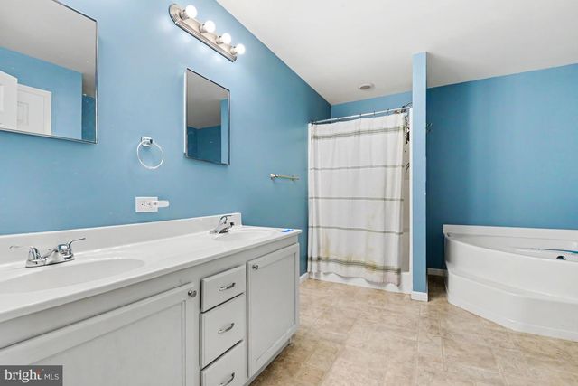 5 W GREENHOUSE RD, Dillsburg, PA 17019