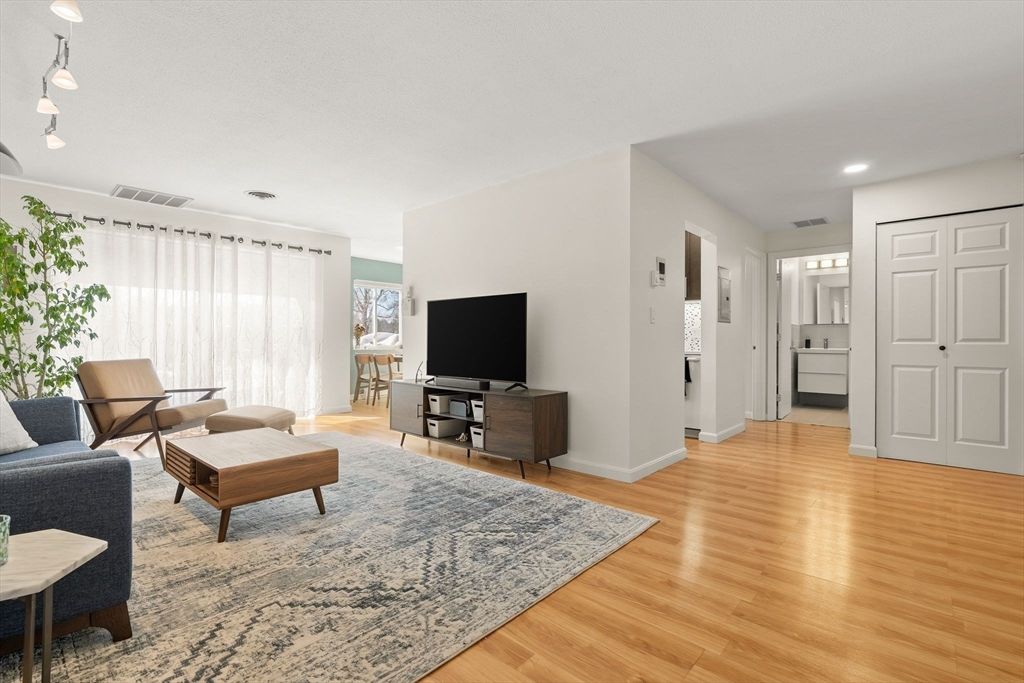 1206 Greendale Ave 217, Needham, MA 02492