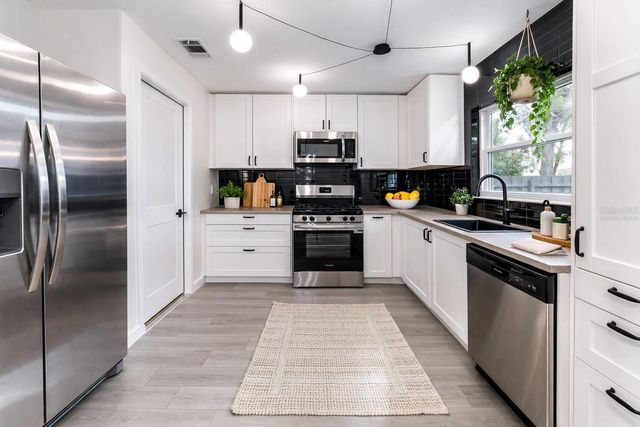 104 N GLENWOOD AVENUE, Orlando, FL 32803