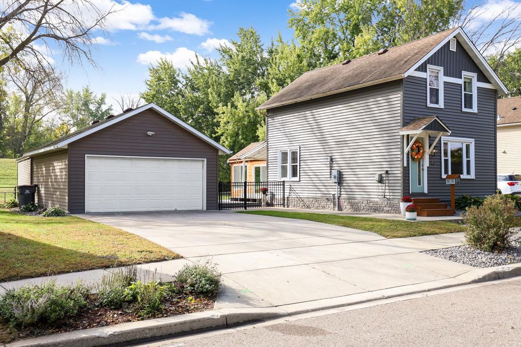 412 E 1st Street, Chaska, MN 55318 — exterior