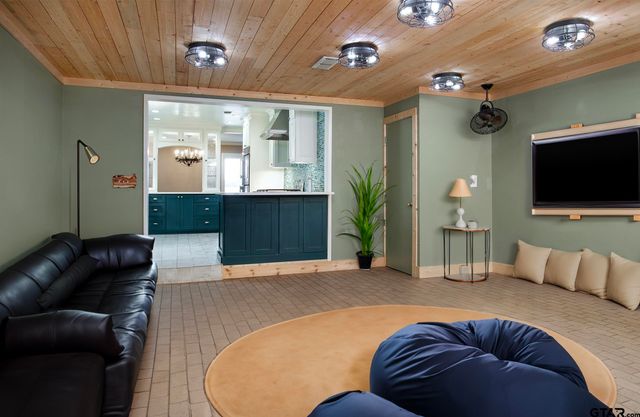 502 W Hubbard St, Lindale, TX 75771