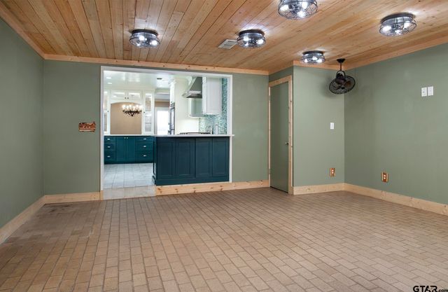 502 W Hubbard St, Lindale, TX 75771