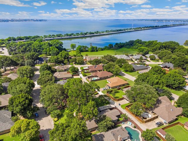109 Crestwood Drive, Rockwall, TX 75087