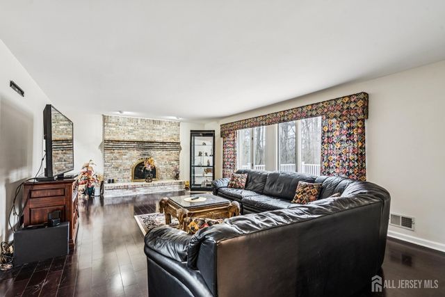 3 Shira Lane, Manalapan, NJ 07726