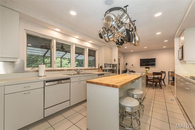 12420 Robyn Road, Sunset Hills, MO 63127