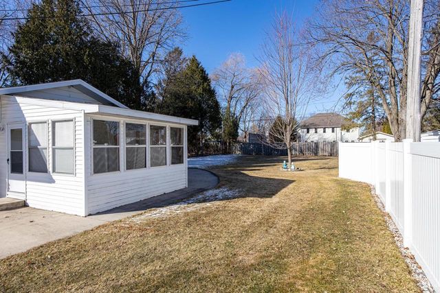 1631 S WALDEN AVENUE, Appleton, WI 54915