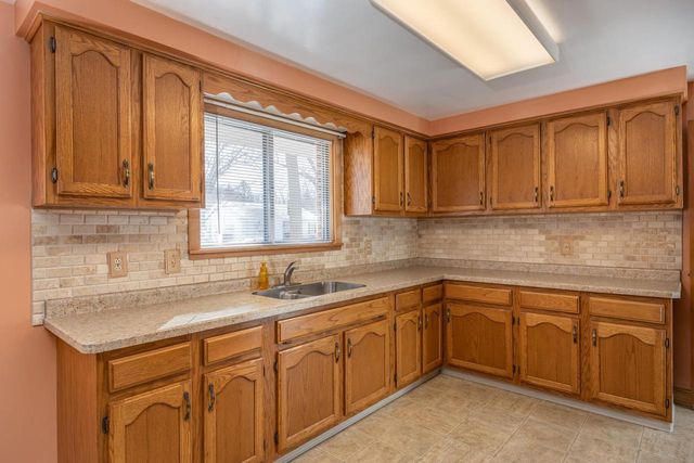 1631 S WALDEN AVENUE, Appleton, WI 54915