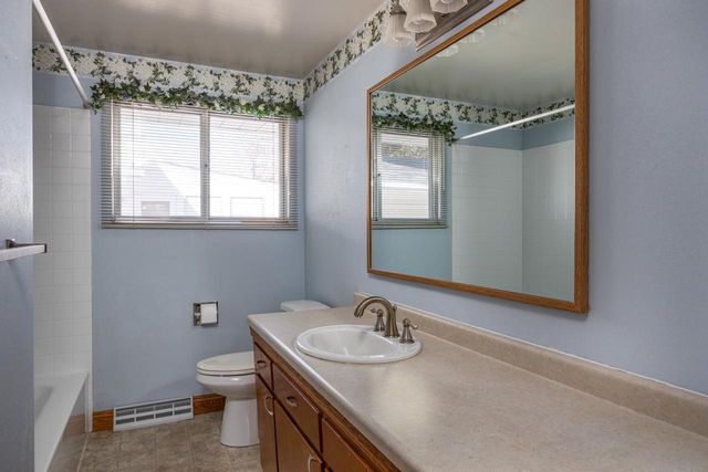 1631 S WALDEN AVENUE, Appleton, WI 54915