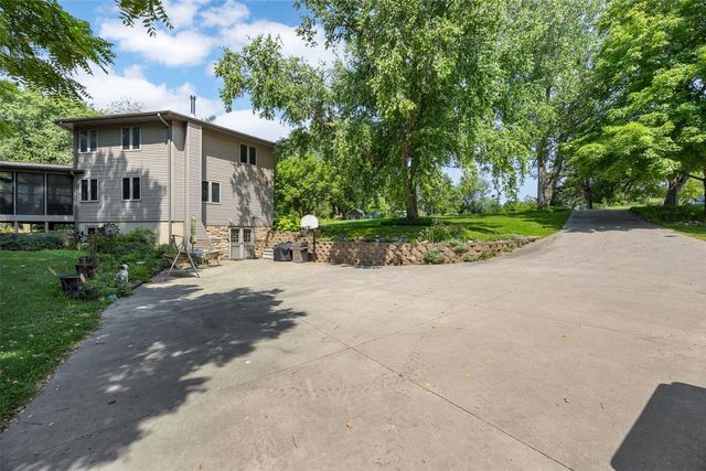 1951 Lake Manor Road NE, Solon, IA 52333