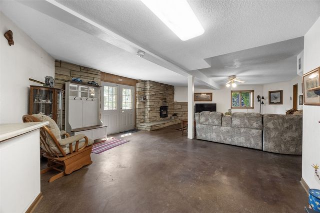 1951 Lake Manor Road NE, Solon, IA 52333