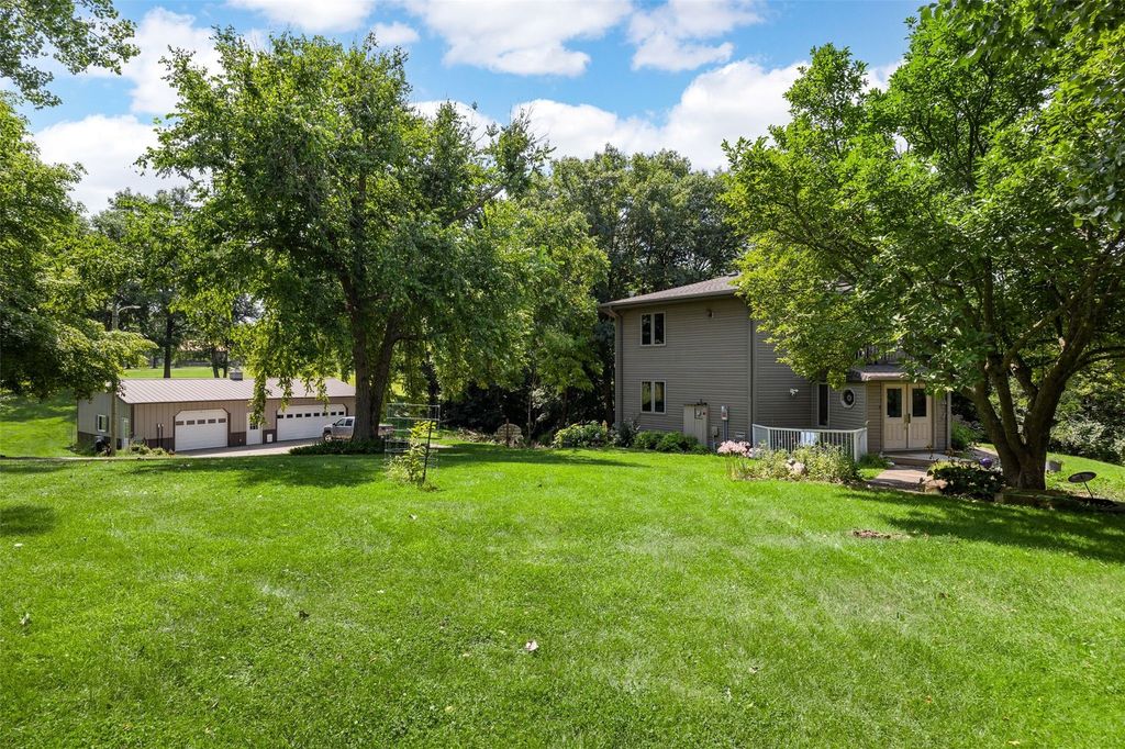 1951 Lake Manor Road NE, Solon, IA 52333