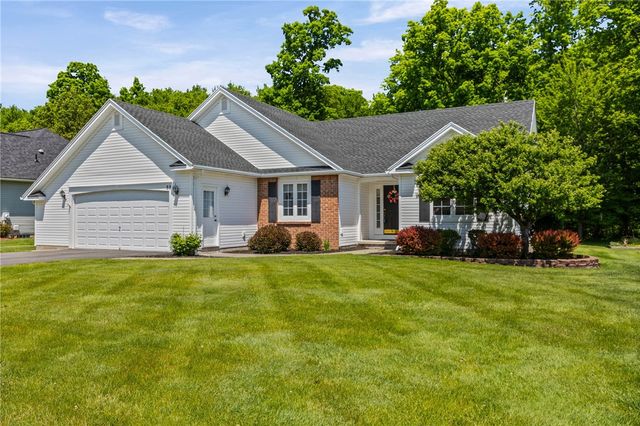 88 Leamington Circle, Greece, NY 14626