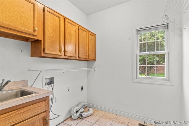 2459 WOODS EDGE Drive, Madison, IN 47250