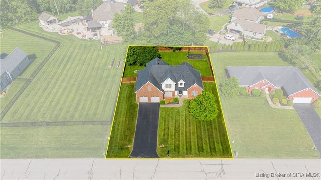 2459 WOODS EDGE Drive, Madison, IN 47250