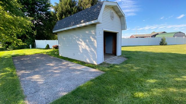 303 Pinehurst Court E, Valparaiso, IN 46383