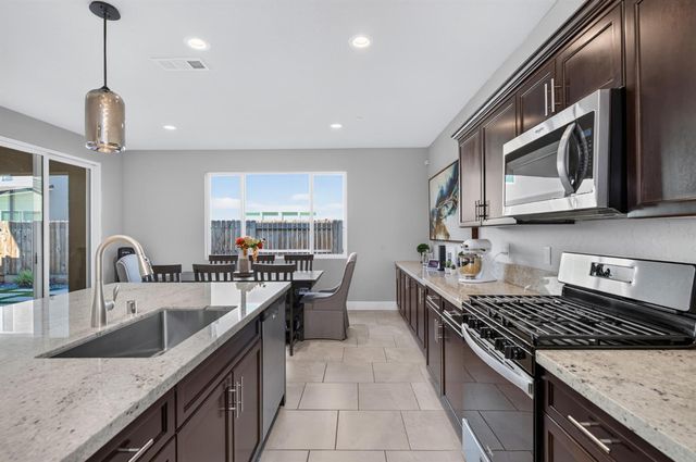 523 S Talus Way S, Madera, CA 93636