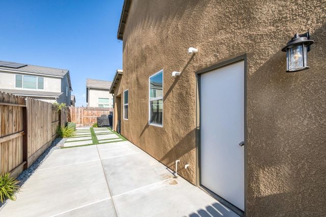523 S Talus Way S, Madera, CA 93636