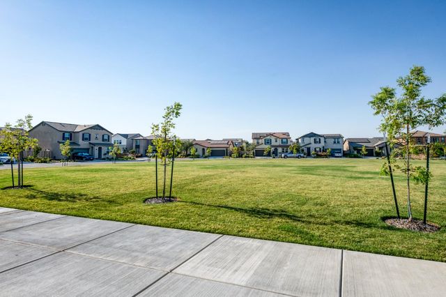 523 S Talus Way S, Madera, CA 93636