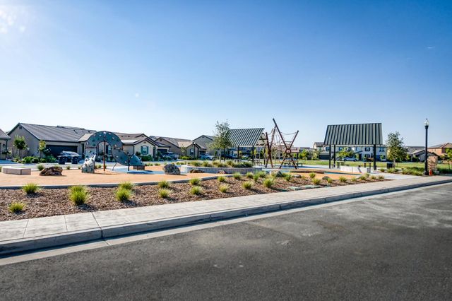 523 S Talus Way S, Madera, CA 93636