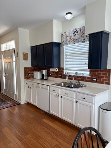 5 E HAGUE Drive, Antioch, IL 60002