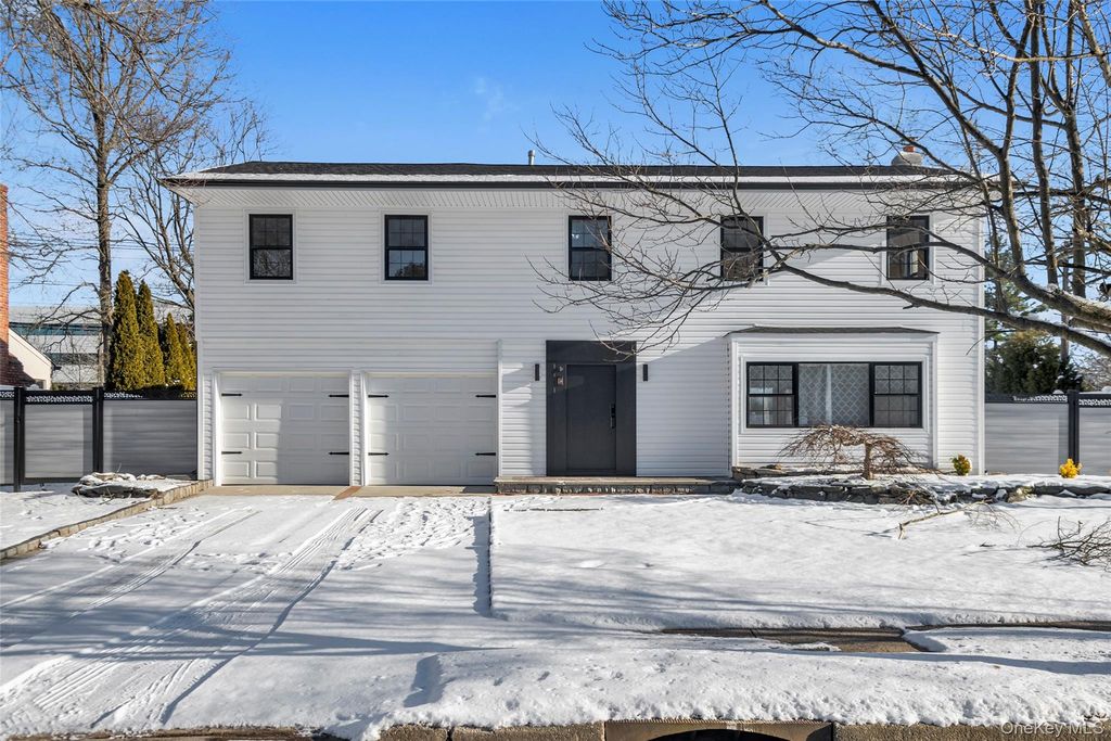 26 Roseanne Drive, Woodbury, NY 11797