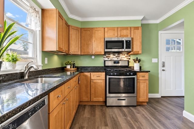 19 Cona Ct, Haledon Boro, NJ 07508
