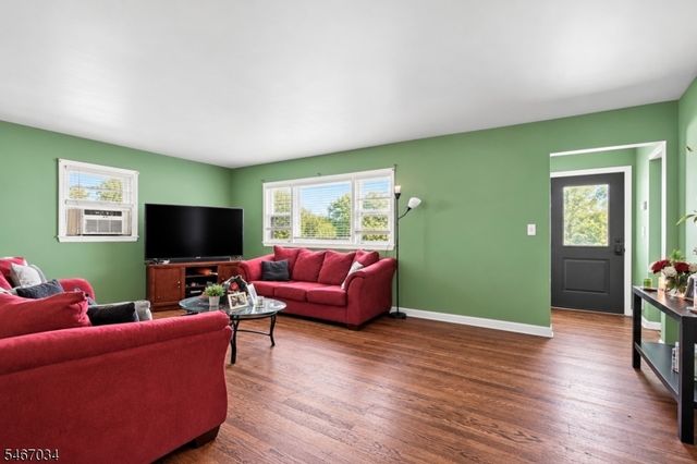 19 Cona Ct, Haledon Boro, NJ 07508