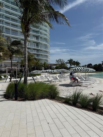 2411 Laguna Circle 910, Miami, FL 33181