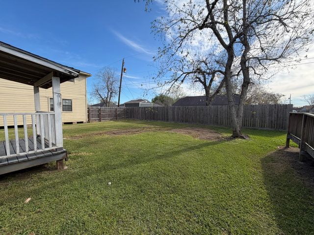 406 Snow Drive, West Columbia, TX 77486