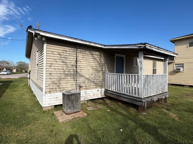 406 Snow Drive, West Columbia, TX 77486