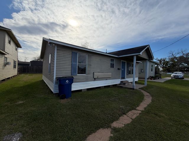 406 Snow Drive, West Columbia, TX 77486