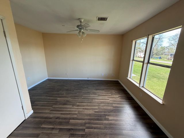 406 Snow Drive, West Columbia, TX 77486