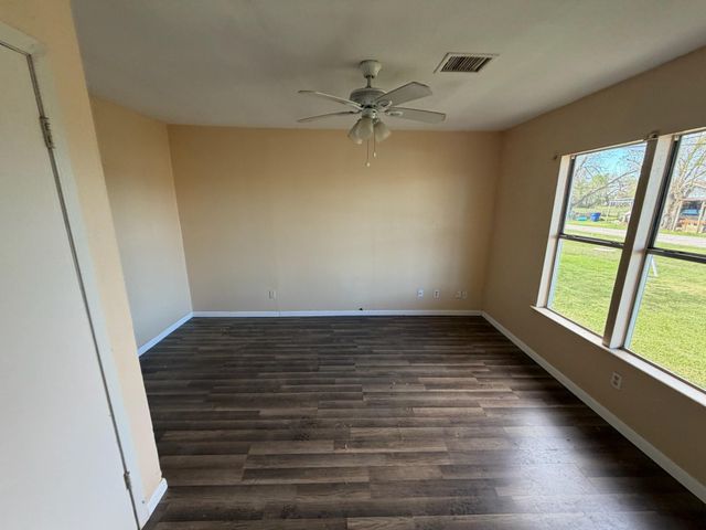 406 Snow Drive, West Columbia, TX 77486