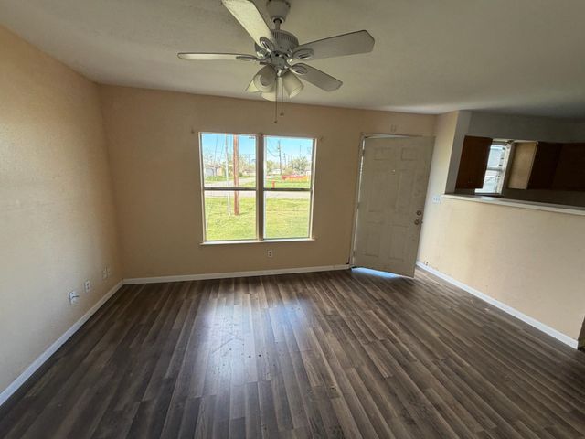 406 Snow Drive, West Columbia, TX 77486