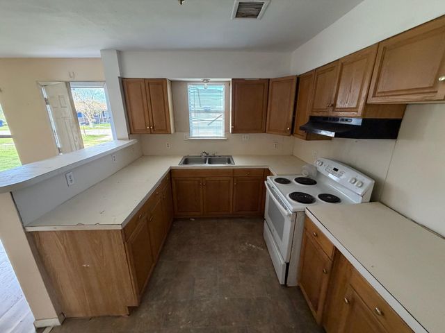 406 Snow Drive, West Columbia, TX 77486