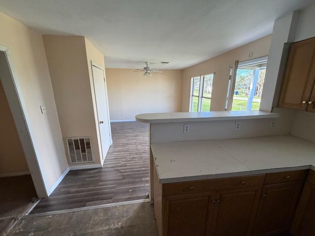 406 Snow Drive, West Columbia, TX 77486