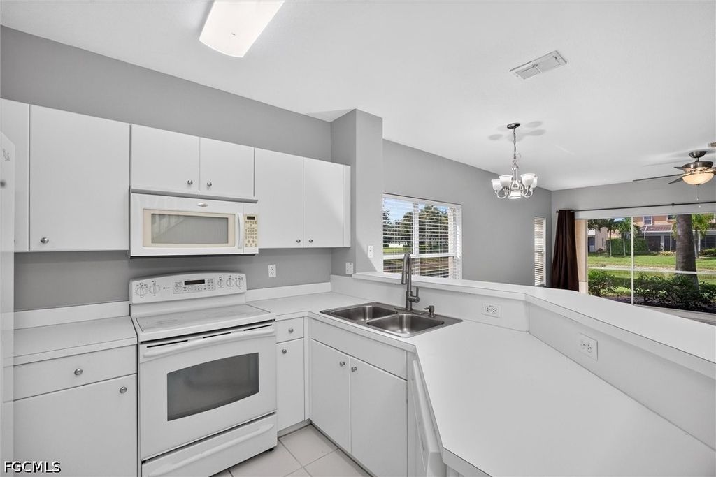 Image 3 of property listing at 1338 Weeping Willow CT, Cape Coral, FL 33909