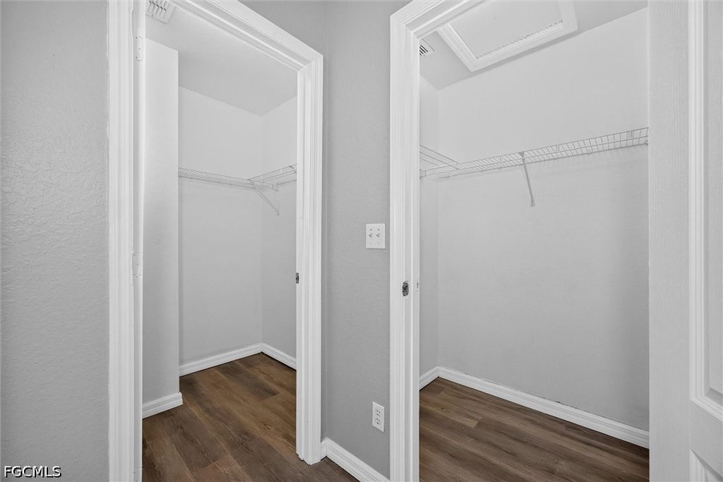 Image 35 of property listing at 1338 Weeping Willow CT, Cape Coral, FL 33909