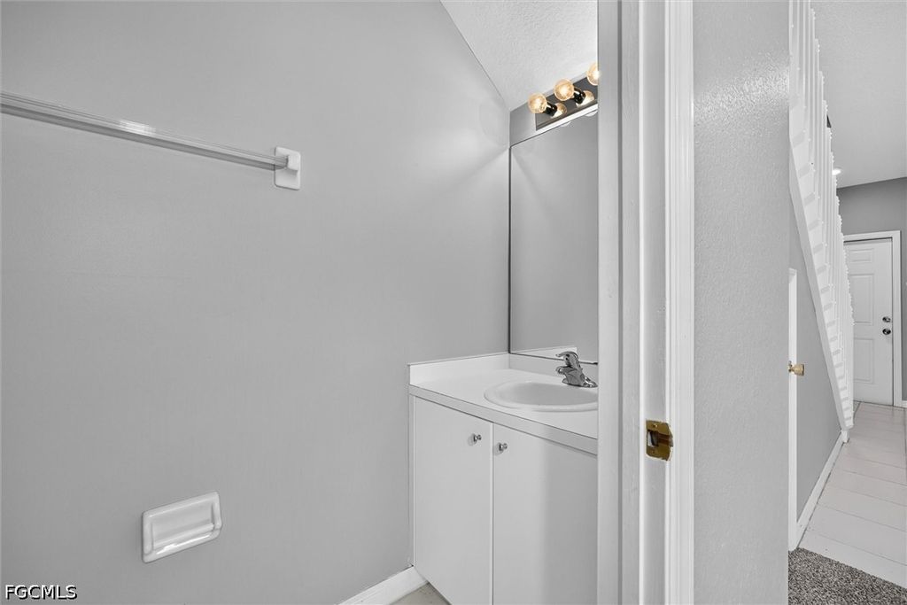 Image 36 of property listing at 1338 Weeping Willow CT, Cape Coral, FL 33909