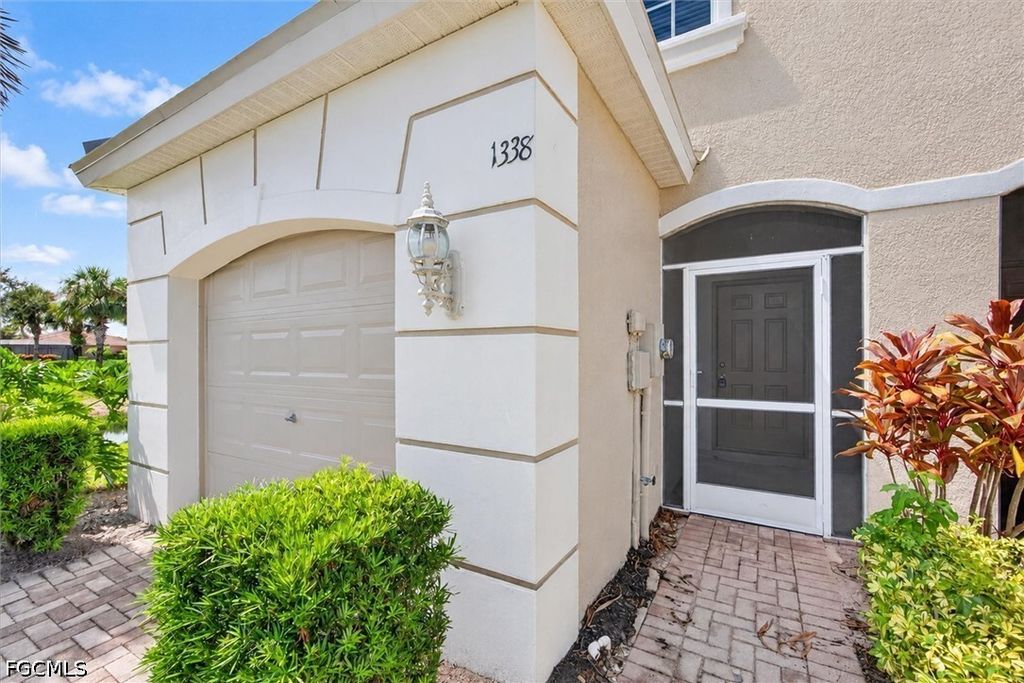 Image 8 of property listing at 1338 Weeping Willow CT, Cape Coral, FL 33909