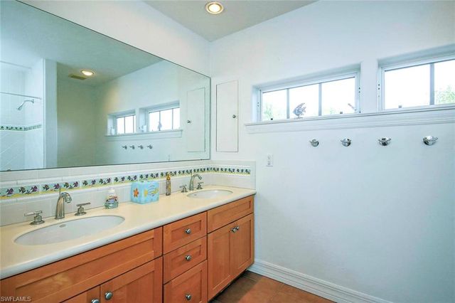 580 Sea Oats DR, Sanibel, FL 33957