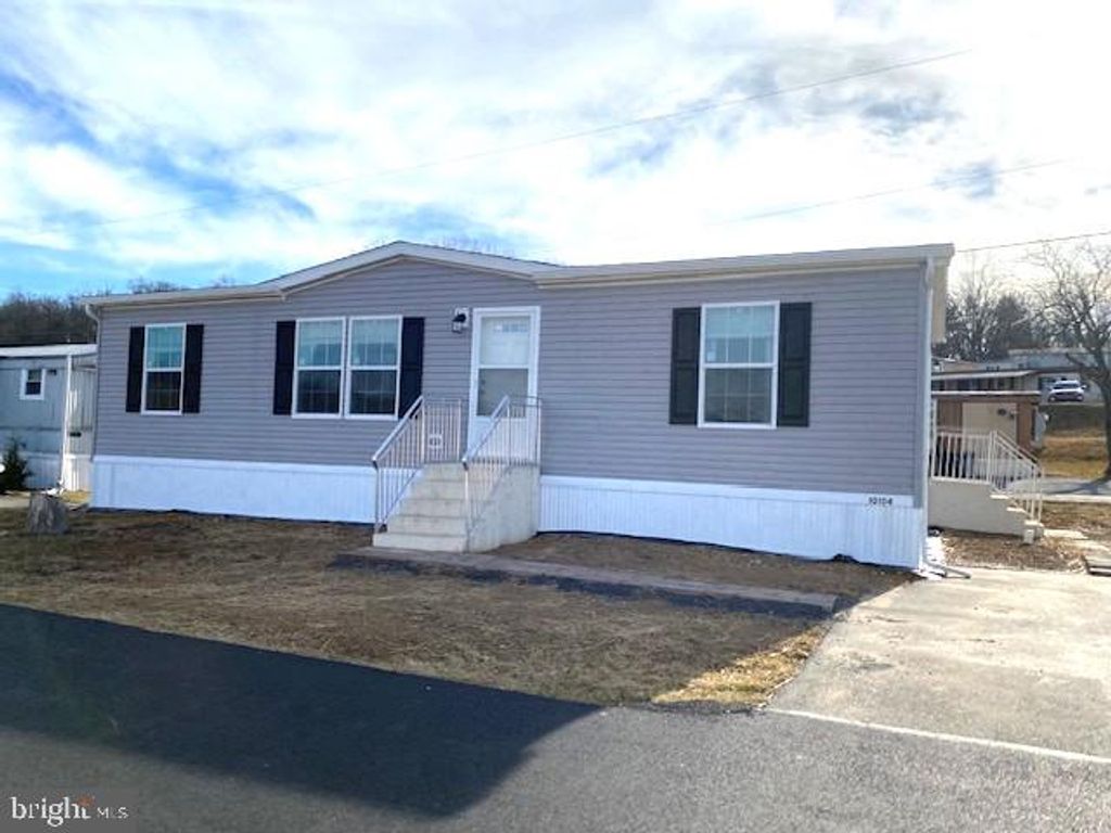 10104 FERNWOOD LN, Breinigsville, PA 18031