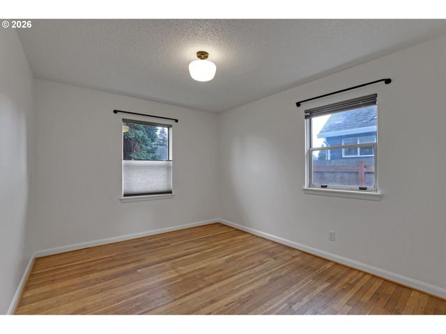 8915 Se MARKET St, Portland, OR 97216